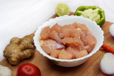 Et tabakları, hamburger, kızarmış tavuk göğsü, kızarmış sebzeli tavuk kanatları, ketçap ve diğer baharatlar ahşap tahtada, beyaz arka planda..