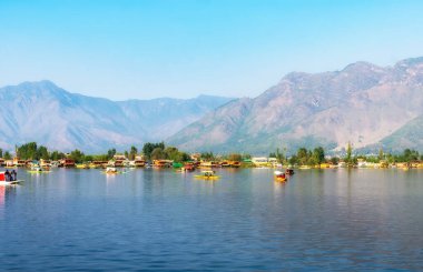 Srinagar, Jammu ve Kashmir, Hindistan; 11 Ekim 2024: Sonbahar mevsiminde Srinagar, Kashmir, Hindistan 'da dağ geçmişiyle Shikara tekne gezisinin güzel manzarası.