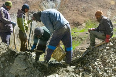 Sonmarg, Jammu ve Kashmir, Hindistan; 12 Ekim 2024: Sınır Yolu Örgütü (BRO) çalışanları Hindistan 'daki Manali-Leh karayolunda yol açmak için çalışıyorlar.