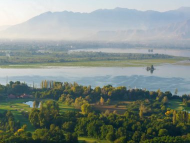 Akşam Pari Mahal, Srinagar, Jammu ve Kashmir 'den Dal Gölü ve Srinagar şehrine kuş bakışı. Kaşmir kalkınma ve turizm kavramı.