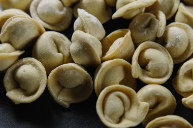 Siyah arka planda birçok el yapımı hamur köftesi..