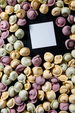 Siyah arkaplanda logo ya da metin içeren el yapımı meyveli börekler..