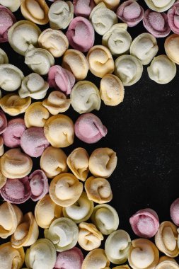 Siyah arkaplanda logo ya da metin için alanı olan çok renkli el yapımı hamur köfteleri..