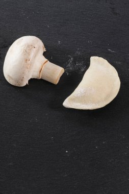 Siyah arka planda mantarlar ve mantarlar.