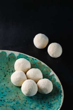 Siyah arka planda hazır peynirli krep topları.