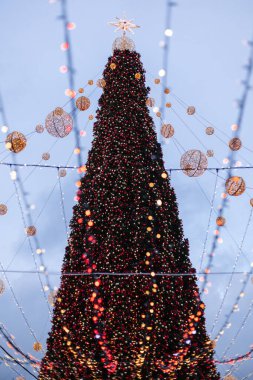 Kırmızı toplar ve çelenklerle süslenmiş Noel ağacı