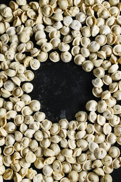 Siyah deri arka planda el yapımı hamur tatlısı. Logo için bir yer ya da hamur köftelerinin ortasında bir yazı var..