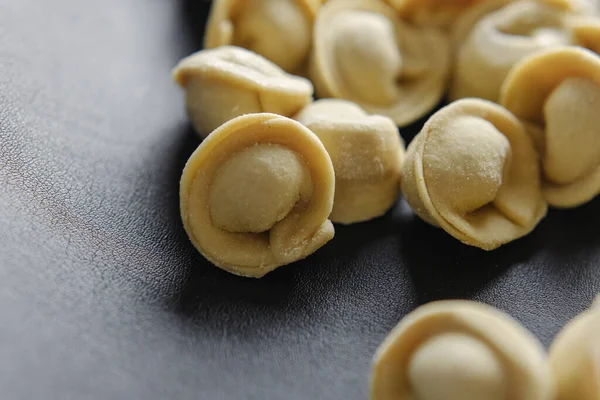 Närbild Många Handgjorda Dumplings Svart Bakgrund — Stockfoto