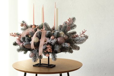 İç kısımda el yapımı çiçekler ve mumlardan oluşan nazik ve güzel bir Noel düzenlemesi. Noel havası.