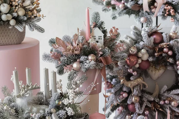 クリスマスツリーの枝や贈り物のためのキャンドルの花の配置とクリスマスのお祝いの背景 インテリアのための新年の装飾 テキストの場所 — ストック写真