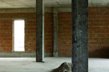 Evin inşaatında zemin levhaları. Çok katlı bir binanın temeli, tavanlar, taşıyıcı duvarlar..