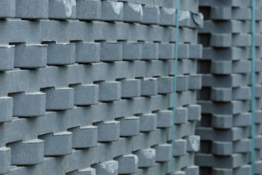 Kiremitler Eko ızgarası. Eko park dokusu döşemesi. Beton hücrelerin ve çimlerin çevre dostu park yeri