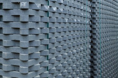 Kiremitler Eko ızgarası. Eko park dokusu döşemesi. Beton hücrelerin ve çimlerin çevre dostu park yeri