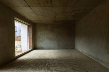 Yeni yapılmış bir kulübede boş bir beton oda..