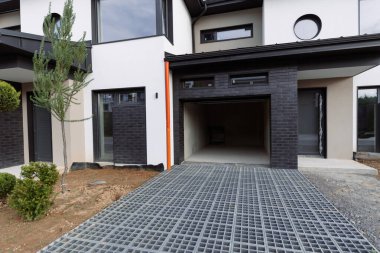 Modern bir kulübede boş, ferah bir garaja açılan bir kapı.