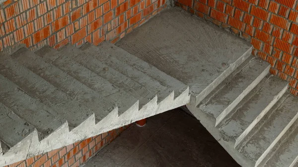 Tuğla Duvarın Yanındaki Yeni Binada Beton Merdivenler Nşaatın Başlangıcı — Stok fotoğraf