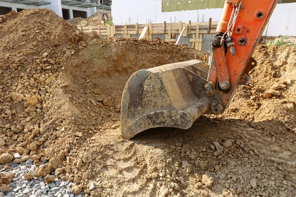 Kil yığınının arkasındaki kazıcının metal kovası.