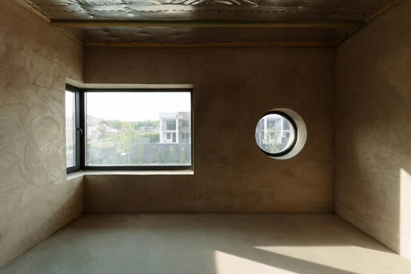 Yuvarlak ve panoramik pencereli yeni bir binada boş bir oda