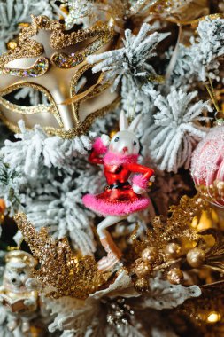 Noel ağacında görkemli oyuncak tavşan. Yeni yıl oyuncakları. Noel havası.
