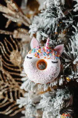 Noel ağacında çörek oyuncağı. Yeni yıl oyuncakları. Noel havası.