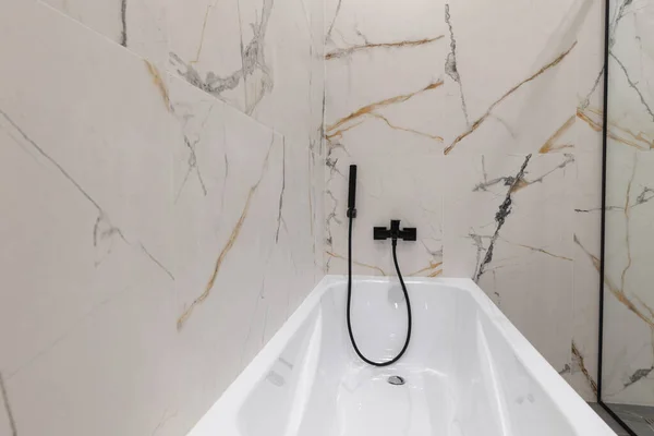 White Acrylic Bathtub Modern Interior New Apartment Fotos De Bancos De Imagens