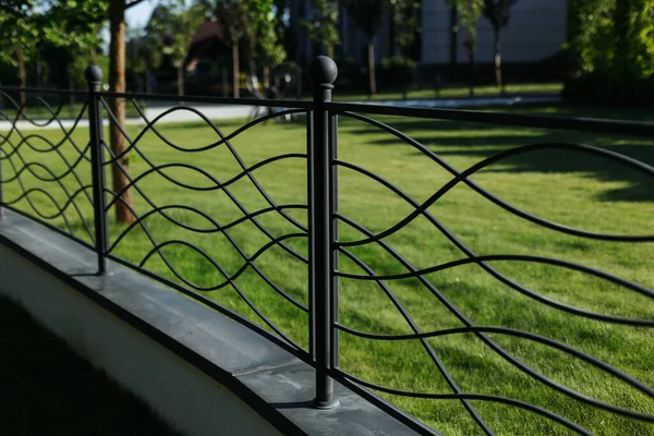 Metal Fence Landscape Design Park Fotos De Bancos De Imagens Sem Royalties