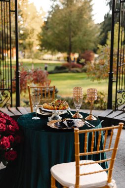 Wedding table setting. Gold dishes