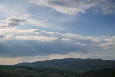 Dağların arka planında mavi bulutlu gökyüzü. Yüksek kalite fotoğraf