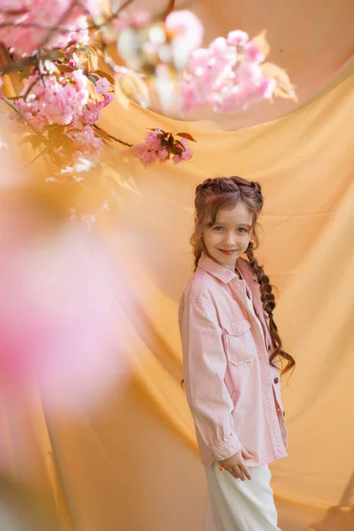 Uma Menina Bom Humor Fundo Bege Ramo Sakura Florescente — Fotografia de Stock