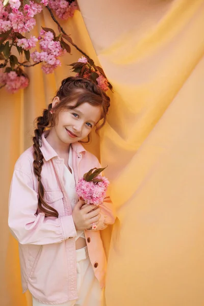 Menina Brincalhão Bom Humor Fundo Bege Ramo Sakura Florescente — Fotografia de Stock