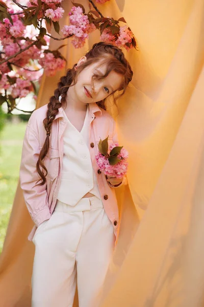 Menina Brincalhão Bom Humor Fundo Bege Ramo Sakura Florescente — Fotografia de Stock