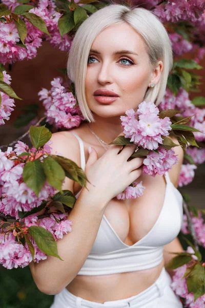 Piękna Dziewczyna Pięknym Makijaż Zbliżenie Wśród Kwitnącej Sakura — Zdjęcie stockowe