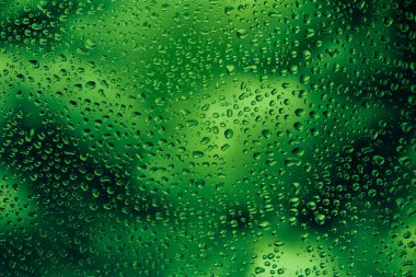 Bulutların arkasındaki yağmur damlaları yeşile boyanmış. Nükleer yağmur.