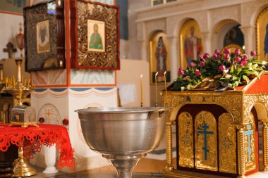 Tapınakta bir çocuğun vaftiz töreni için güzel bir yer. Kilise gereçleri. Kilise dekorasyonu.