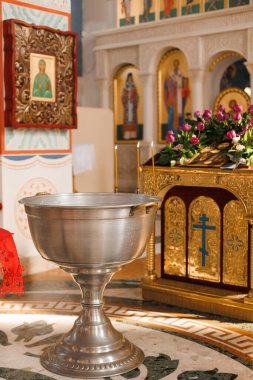Tapınakta bir çocuğun vaftiz töreni için güzel bir yer. Kilise gereçleri. Kilise dekorasyonu.