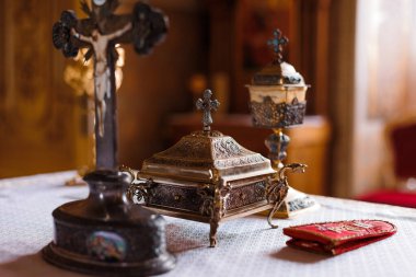 Kutsal tapınaktaki masada bir çocuğun vaftiz töreni için kilise gereçleri.