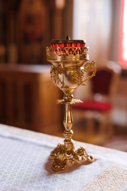 Altın kilise şamdanı. Yakından bakınca bir gazyağı mumu. Kilise aletleri..