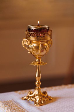 Altın kilise şamdanı. Yakından bakınca bir gazyağı mumu. Kilise aletleri..