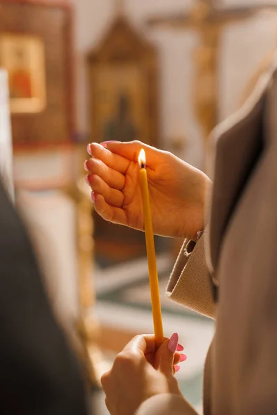 一只手拿着一支蜡烛 这样风就不会把它吹灭在庙里 — 图库照片