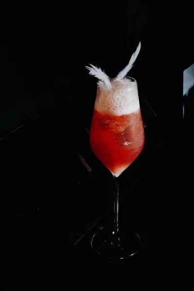Närbild Röd Cocktail Svart Bakgrund Med Reflektion Spegel — Stockfoto