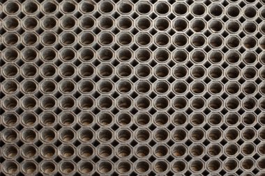 Dairesel plastik çimen ızgarasının detaylı bir görüntüsü, peyzaj ve çevre bilinci kaldırımları için uygun..