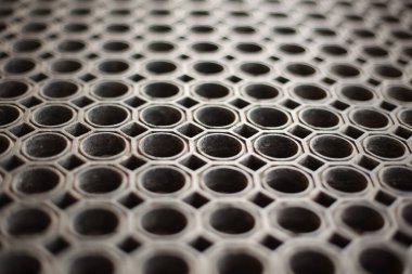 Dairesel çim şebekesine yakından bakmak, çevre bilinci olan bir peyzaj ve kaldırım seçimi..