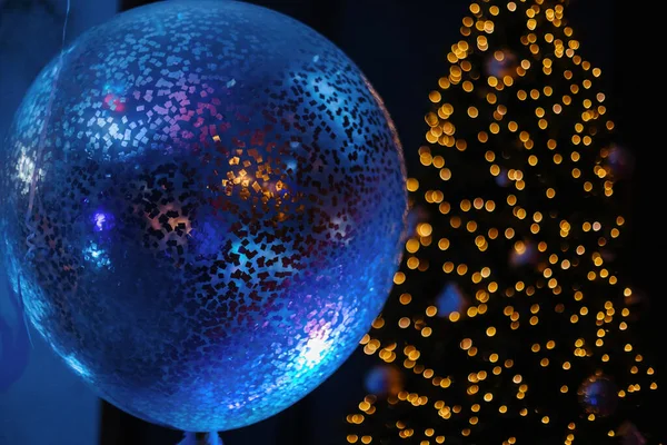 Ein Riesiger Blauer Luftballon Vor Dem Hintergrund Einer Festlichen Tanne — Stockfoto
