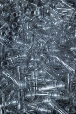 Plastik şişe imalatında kullanılan PET preform kurusıkı yakın plan..