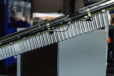 Gelişmiş sistem ısıtır, şişirir ve küçük preformları boş plastik şişelere dönüştürür..