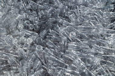 PET ön form boşluklarının detaylı yakın plan fotoğrafları bir araya toplanmış, şişe imalatı için hayati önem taşıyor..