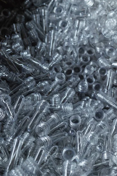 PET preformlarının detaylı görüntüleri bir araya toplandı, şişe üretimi için gerekli..