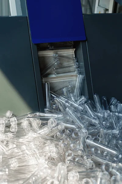 Gelişmiş sistem ısıtır, şişirir ve küçük preformları boş plastik şişelere dönüştürür..