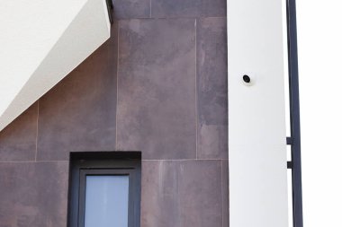 Güvenlik kameralarını bir binanın köşesine yerleştirerek güvenliği arttırın..