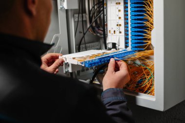 Modern çok katlı bir binanın optik ağ sunucusuna bağlı yüksek teknoloji fiber optik kablo.